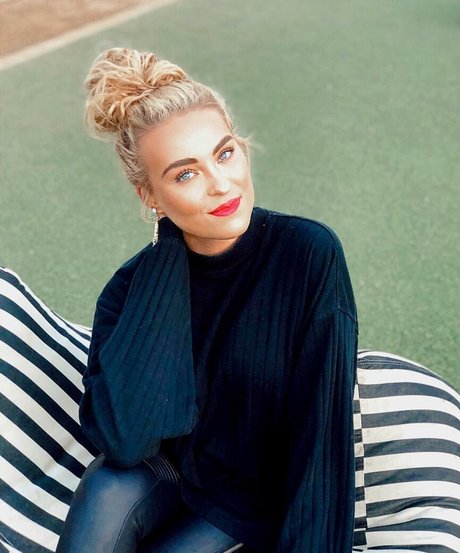 Caroline Wall exclusive model gallery