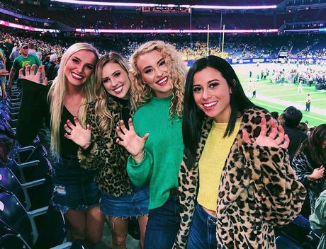 Caroline Wall sexy actress pic