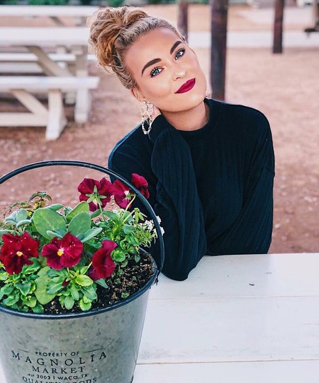 Caroline Wall erotic pornstar photo