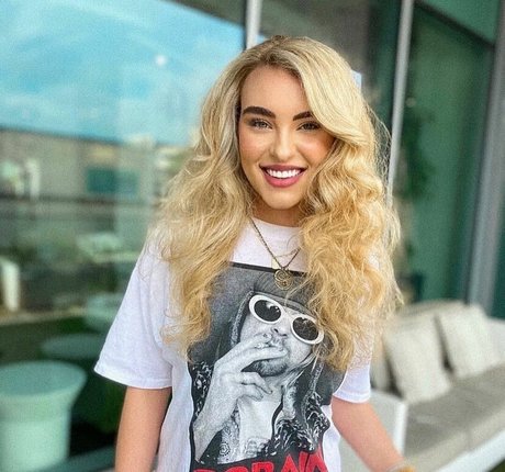 Caroline Wall model hot pics