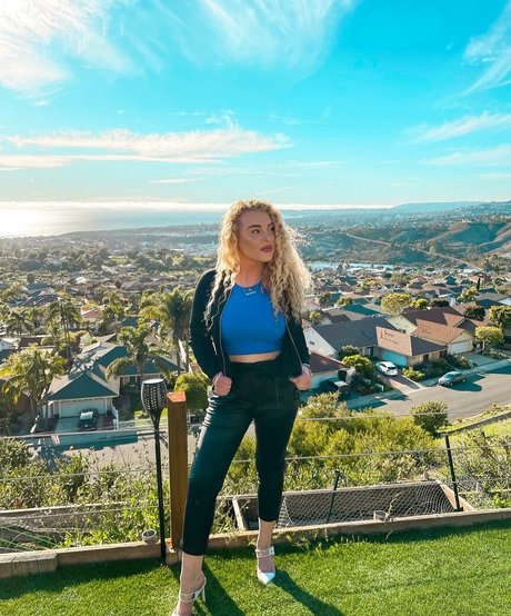 Caroline Wall pornstar hot photo