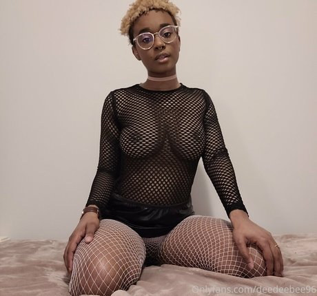 deedeebee96 model pornographic image