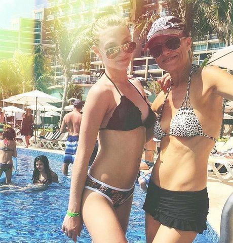 Autumn Miller model adult pics