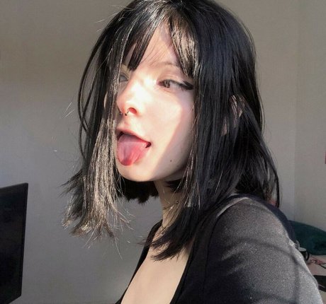 Victoria Ribeiro nude model pics