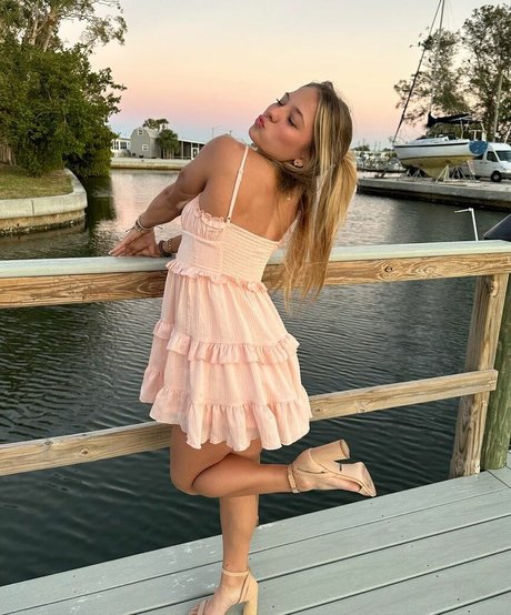 Isabella DuCharme sexy star pics