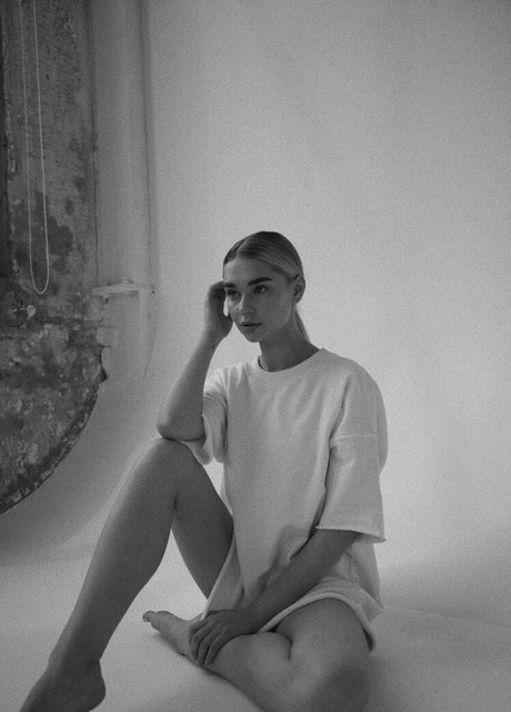 Sandy blond art model picture