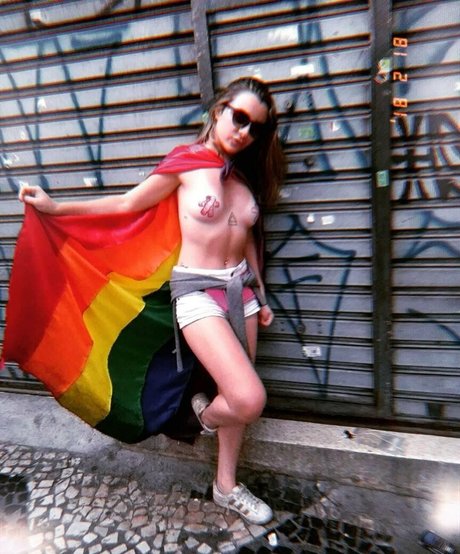 laryfree sex model pic