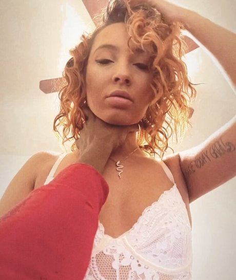 Taylor Weeks model photo