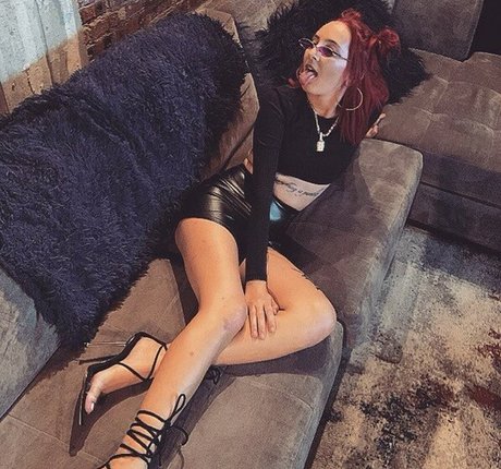 Taylor Weeks model photos