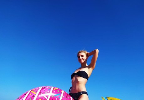 helenadolphin pornstar pretty photos