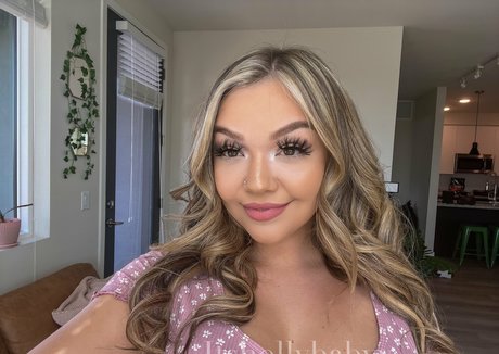 itshollybabyyfree model exclusive pictures