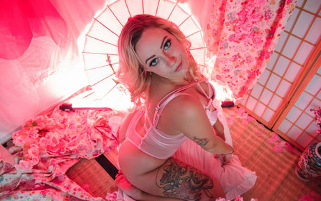 loonafree beautiful model img