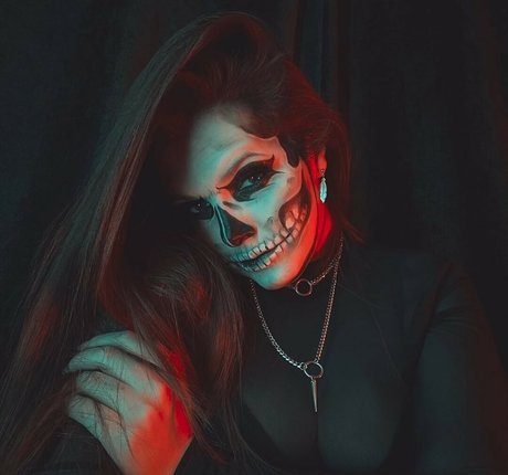 Cherry Wallis art model img