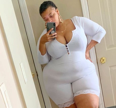 Jasmine Gunn hot model image