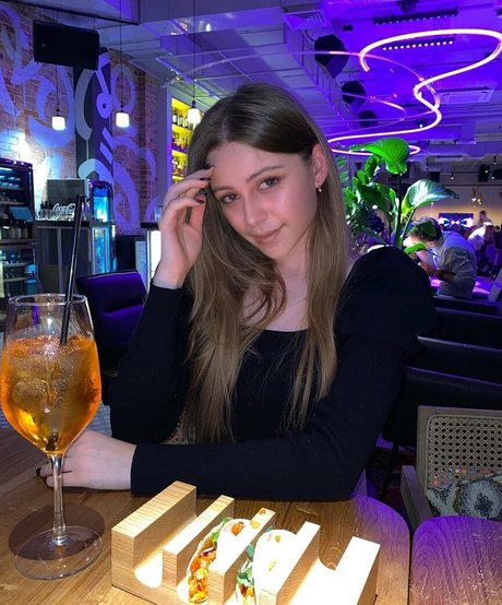 ImSarahisizzu Quick model image