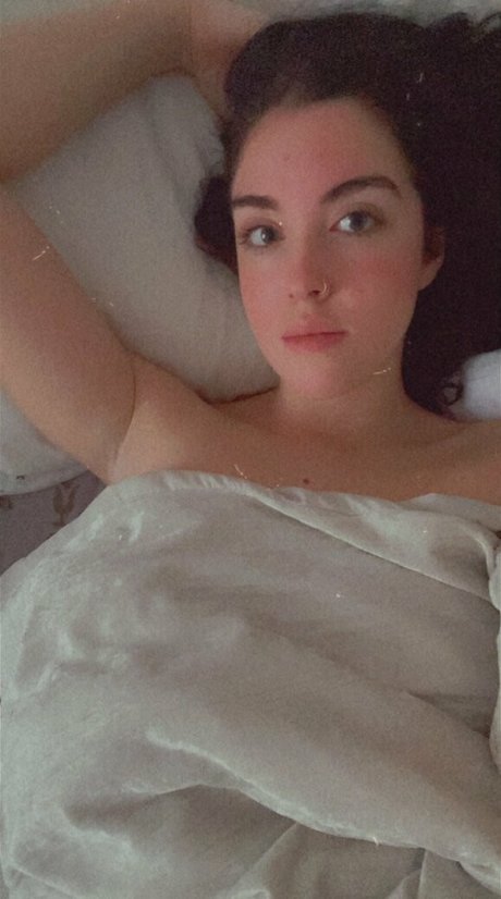 arielleadams08 hot actress image