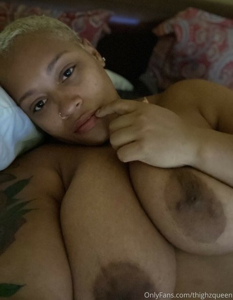 Thighzqueen nude model pic