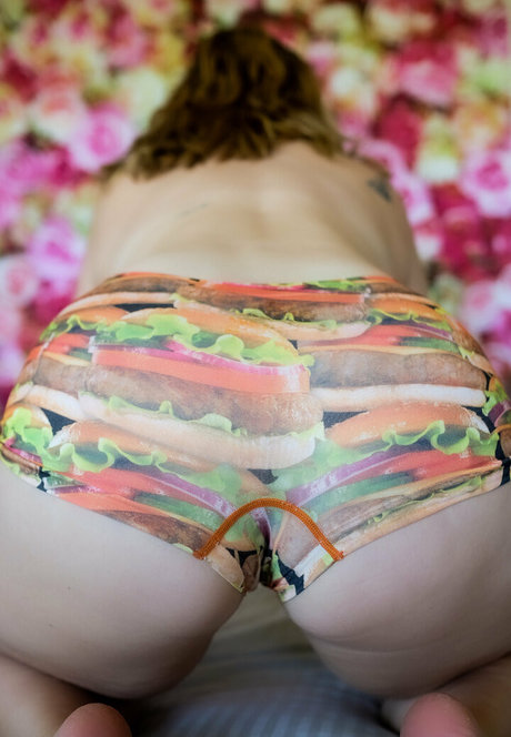 sarahtheslutfree star nudes picture