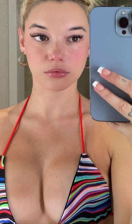 Sarah Snyder erotic actress photos