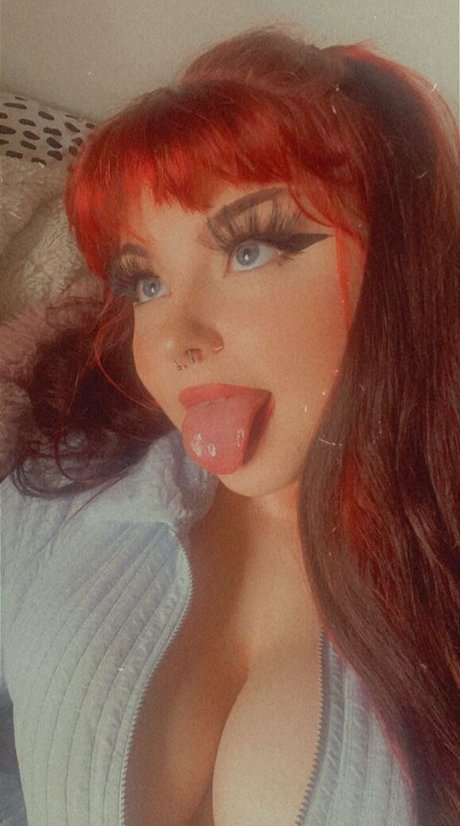 Holyhollyphoebe nude star photo