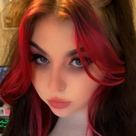 Holyhollyphoebe model nudes pics