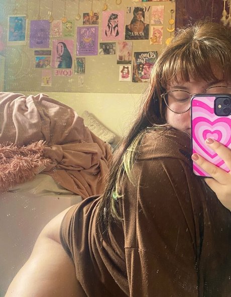 Holyhollyphoebe model pretty photo