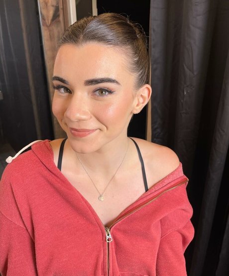 Brett Cooper beautiful star img