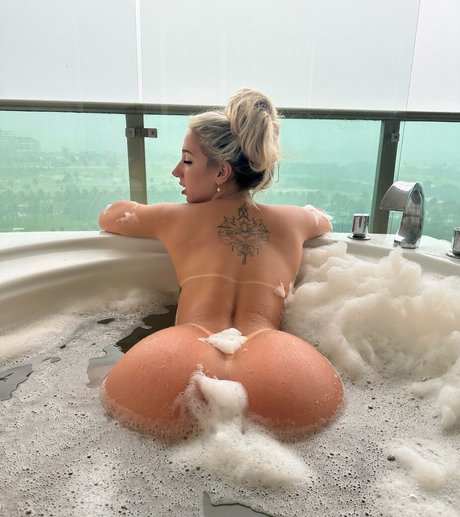 Isadora Vale Dezoitou pornstar free photos