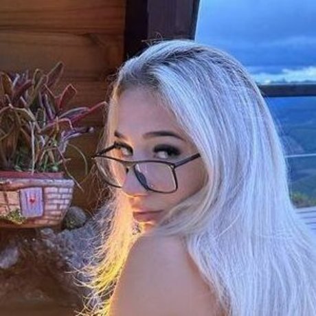 Isadora Vale Dezoitou model pics