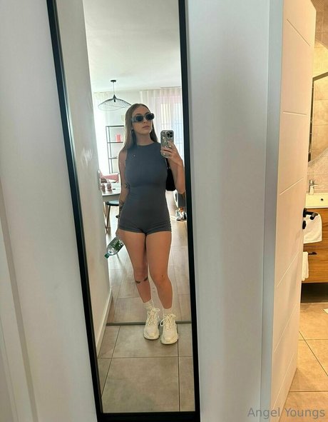 Angelyoungsxxx model top photo