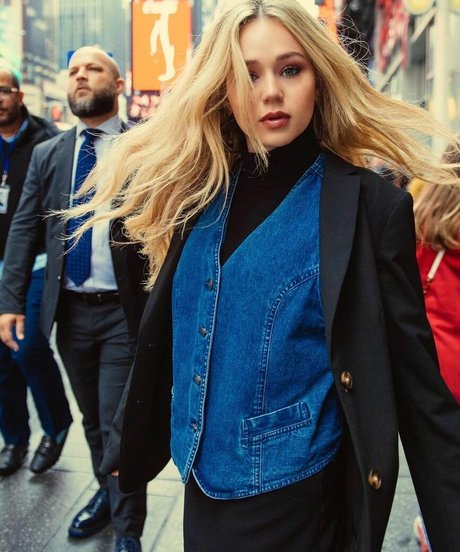 Brec Bassinger star high quality picture