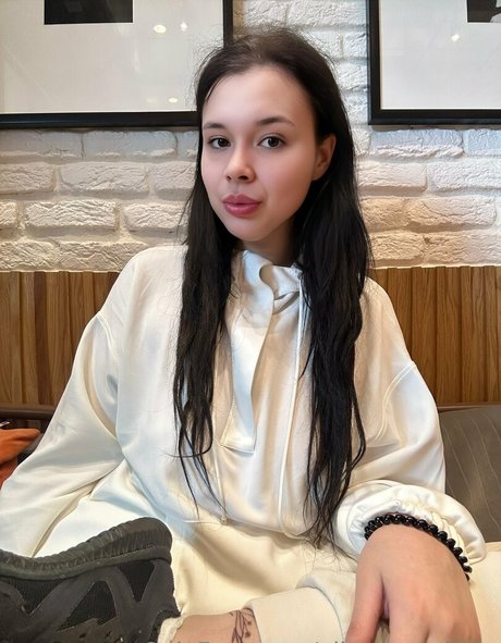 alice wood vip model top img