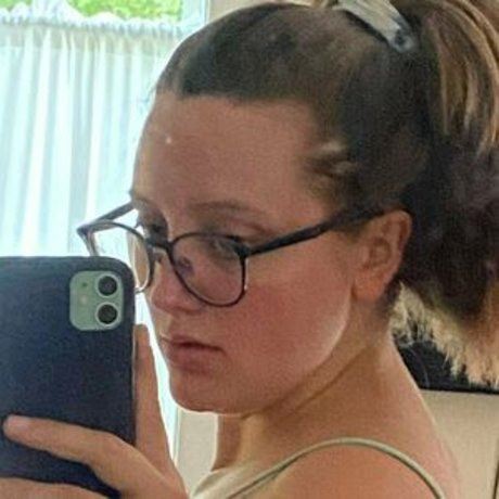 onlyfromsaraa pornographic actress image