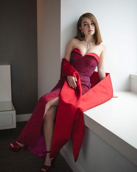 Kaitlyn Dever pornstar hot photo