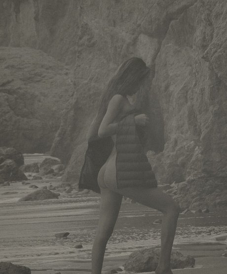 UN YA beautiful model image