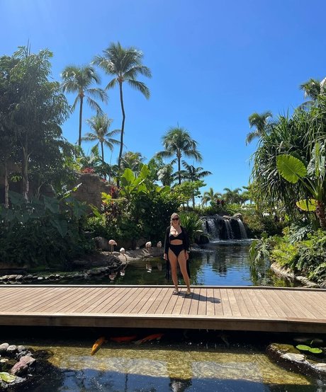 Sarah Cruddas star nude pictures