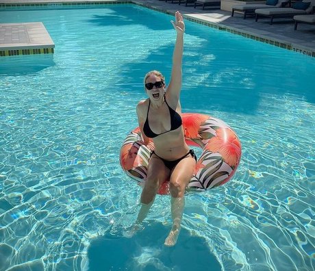 Sarah Cruddas pornstar pretty picture