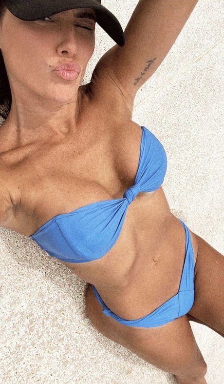 Deborah Secco star art gallery