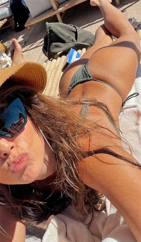 Deborah Secco art model pic