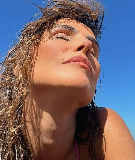 Deborah Secco hot star pics