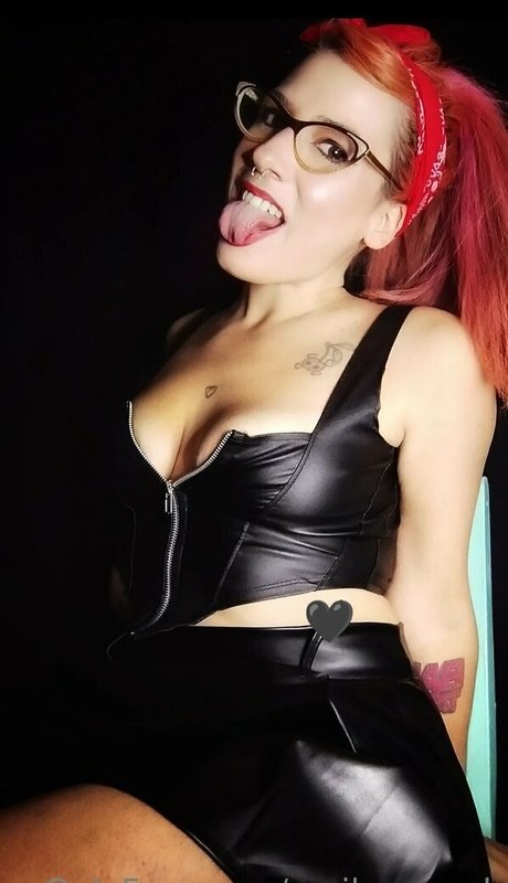 emilypageok star pornographic photos