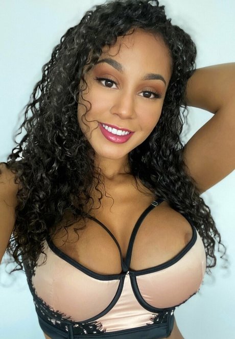 victoriafree model hot pictures