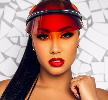 Leila Grey sexy actress image