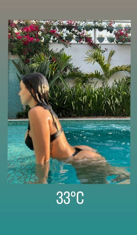 Nyvi Estephan model sexy picture