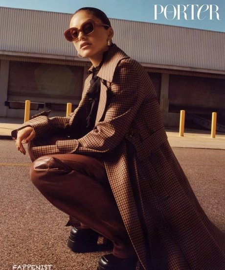 Camila Mendes model pic