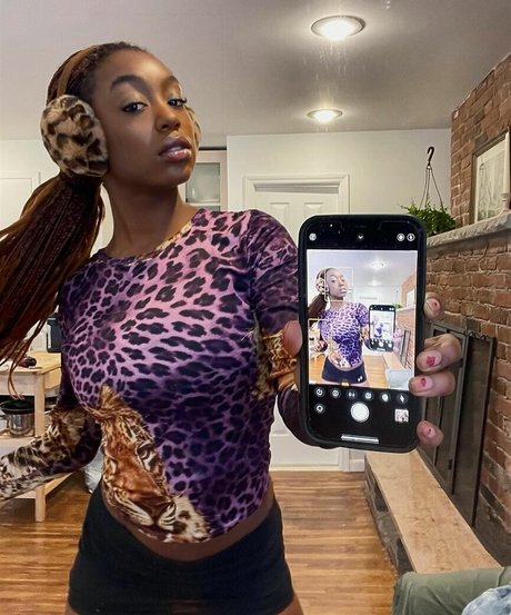 Majormommyissues pornstar naked photo