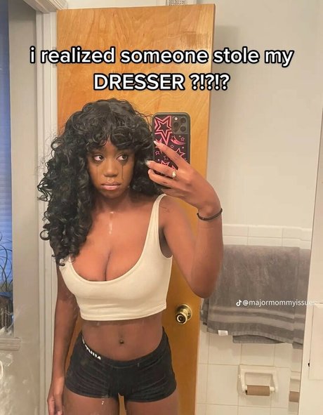 Majormommyissues model pornographic photos