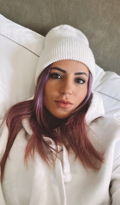 Leticia Bufoni model nude photo