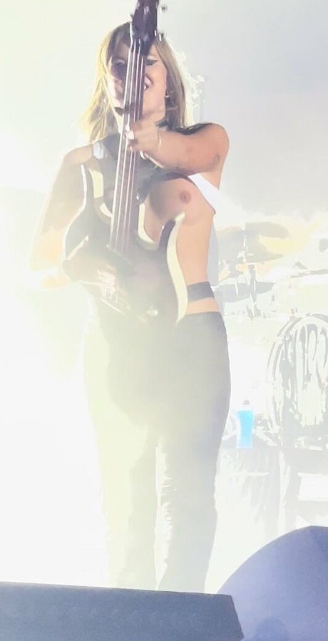 Victoria De Angelis pornstar nudes img