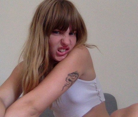 Victoria De Angelis model hot photo